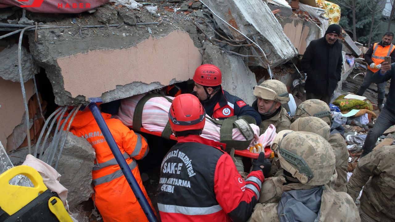 Depremde 54 kişi enkazdan sağ kurtarıldı