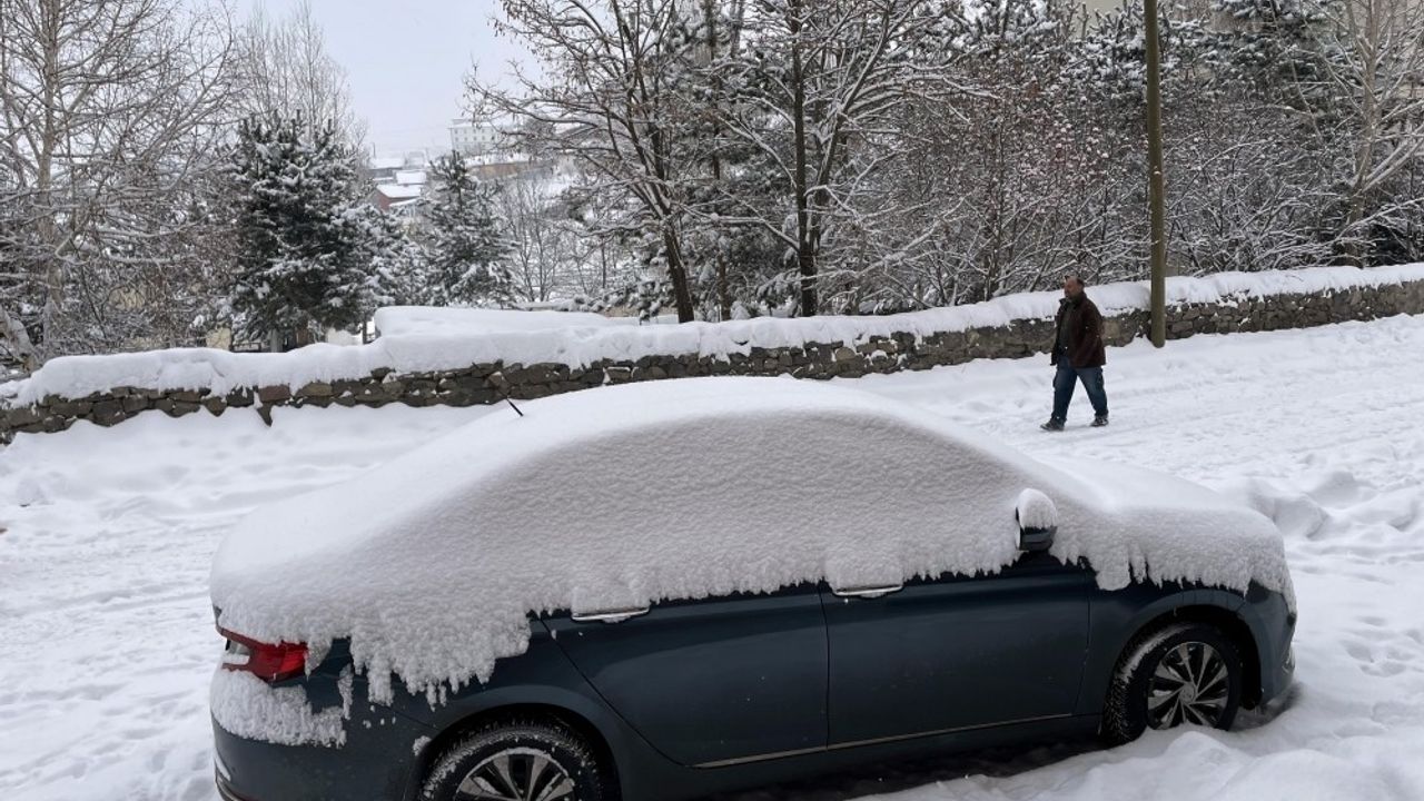 Depremden etkilenen Doğu Anadolu'da kış bastırdı