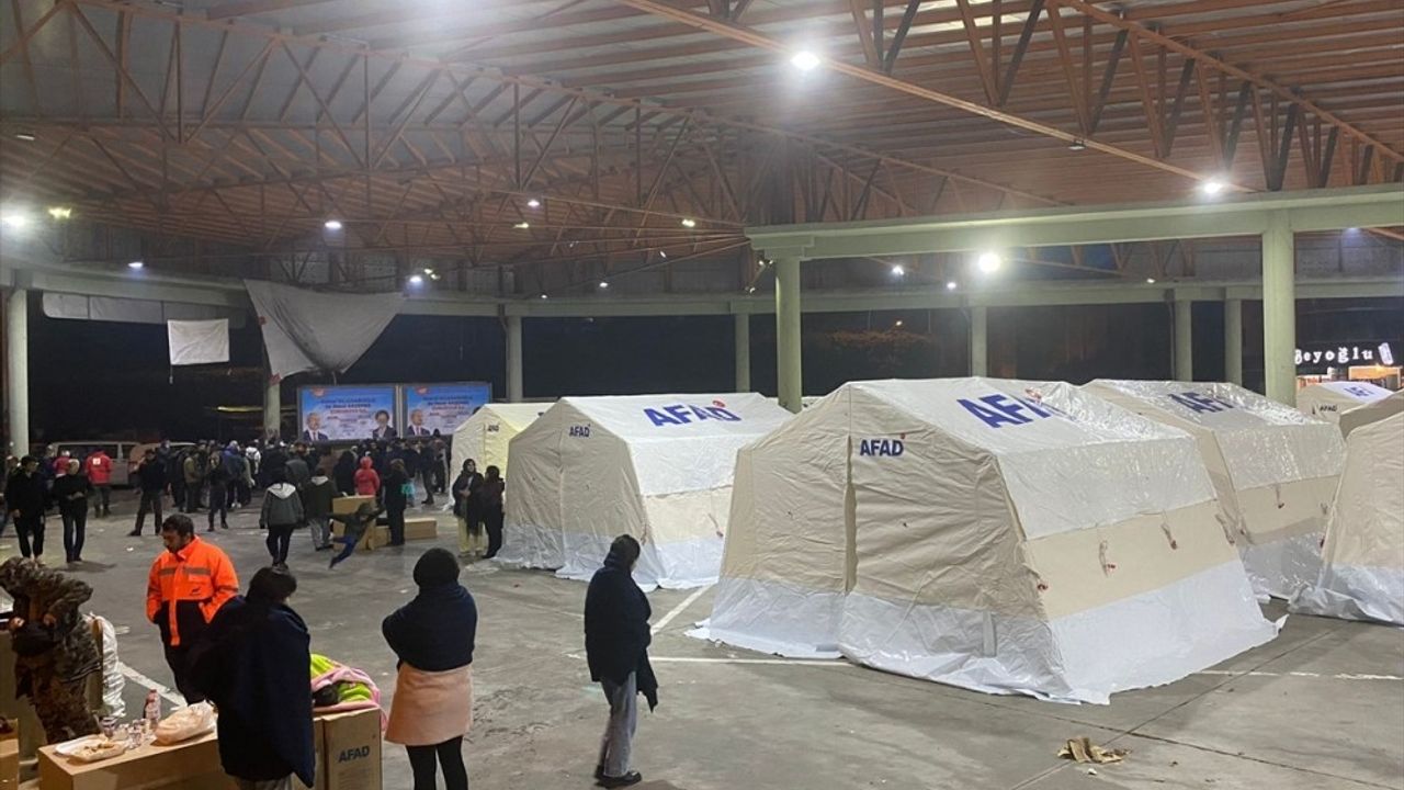 Depremzedeler, çadırlara yerleştiriliyor