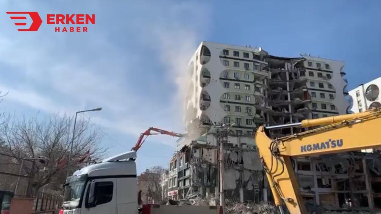 Diyarbakır'da hasarlı iş merkezi yıkıldı