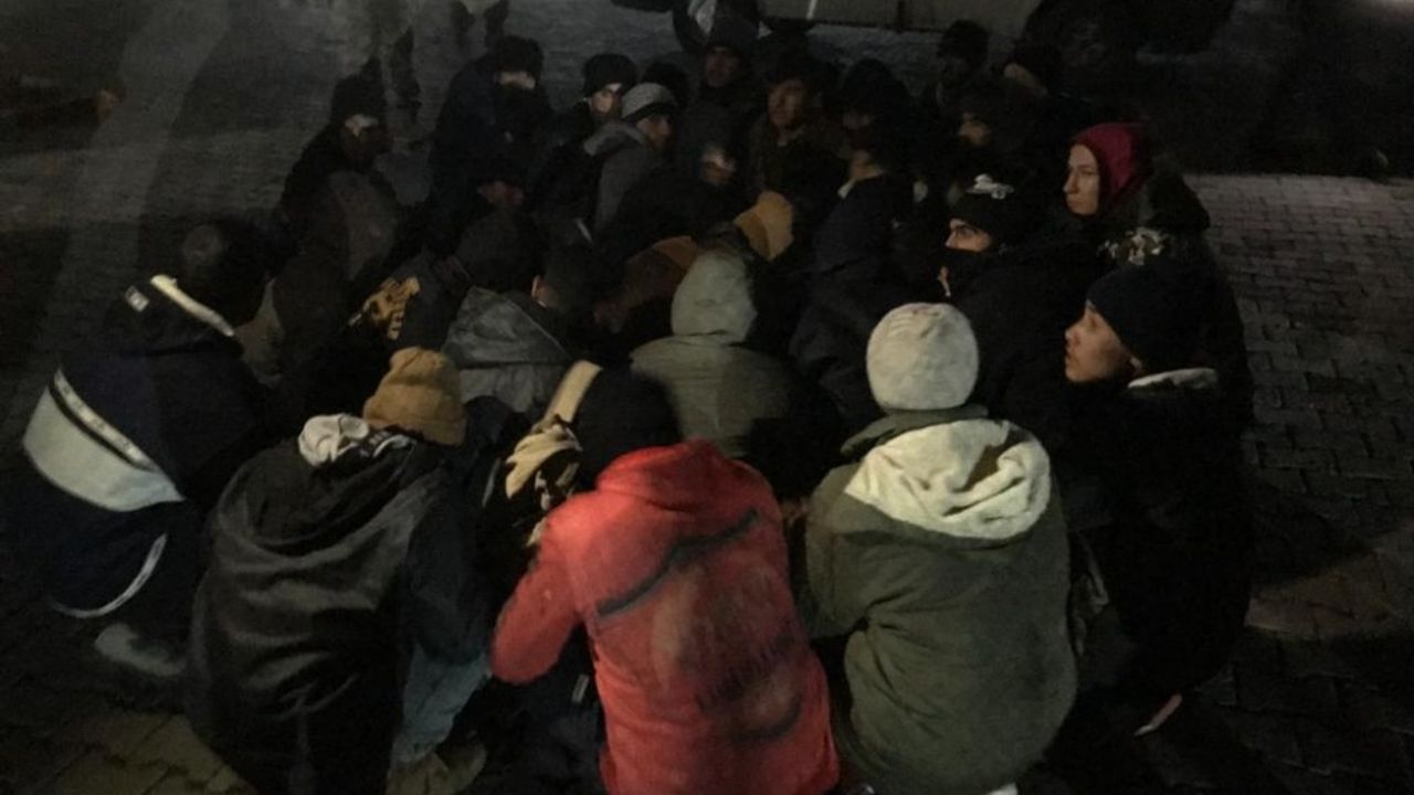 "Dur" ihtarına uymayan panelvandan 35 göçmen çıktı