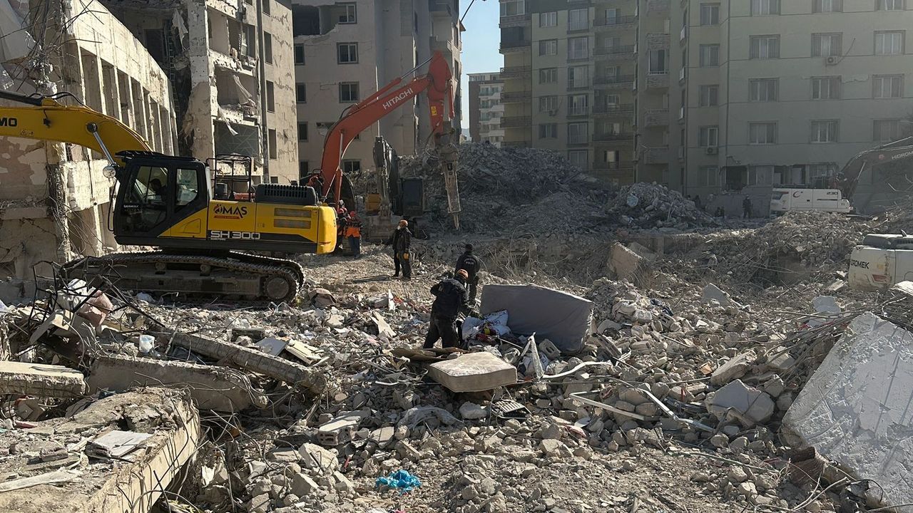 Elbistan'da yıkılan 342 binadan 185'inin enkazı kaldırıldı