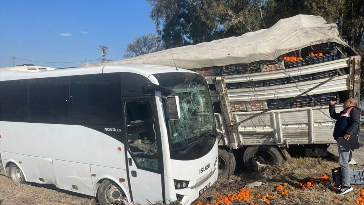 Hükümlüleri taşıyan midibüs kamyonla çarpıştı: 23 yaralı