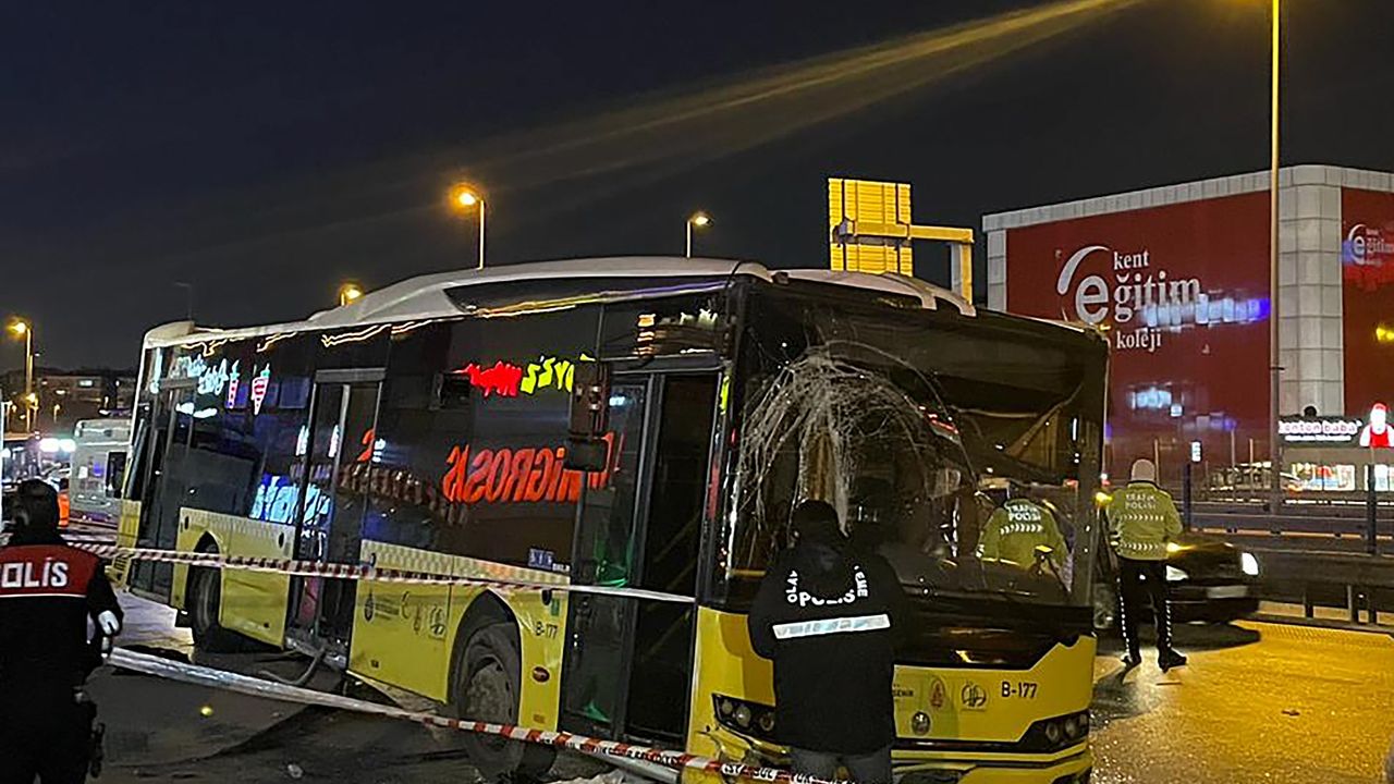 İETT otobüsü durakta bekleyenlere çarptı: 1 ölü, 5 yaralı