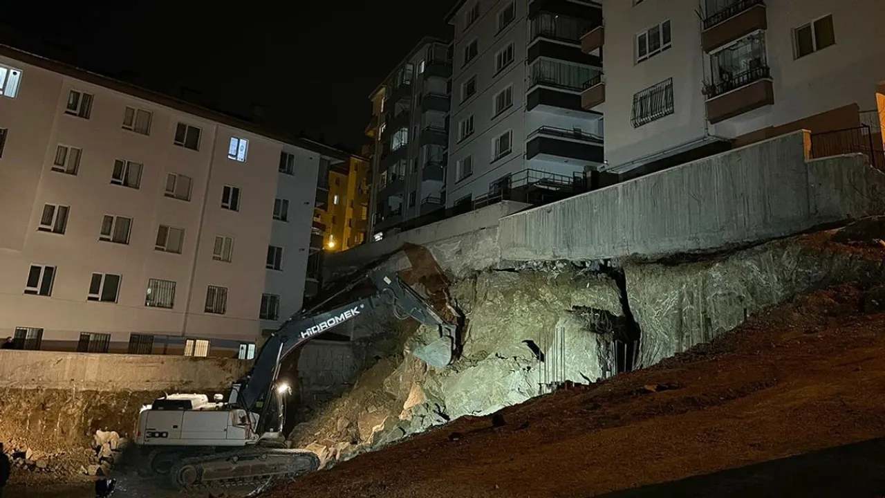 Ankara'da istinat duvarı çöktü: 2 bina tahliye edildi