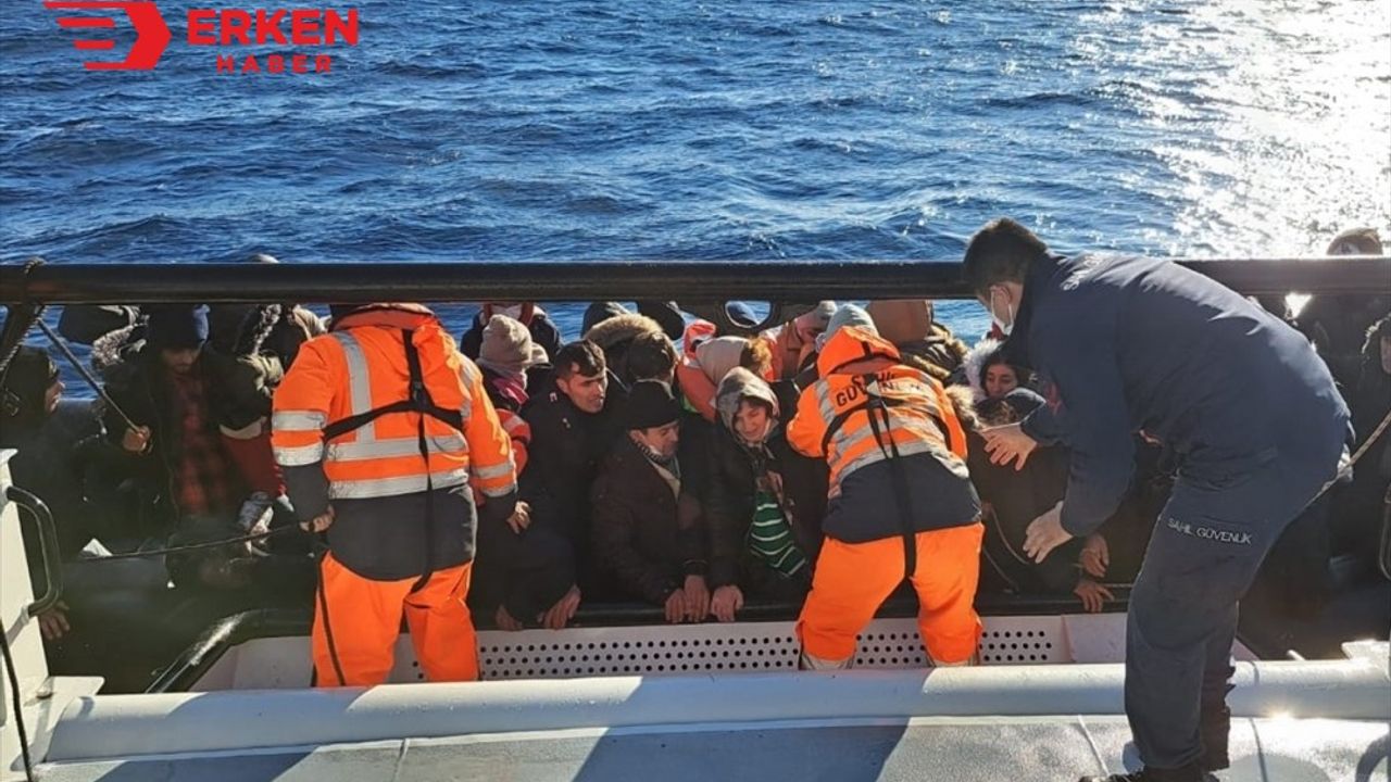 Lastik bottaki 42 göçmen kurtarıldı