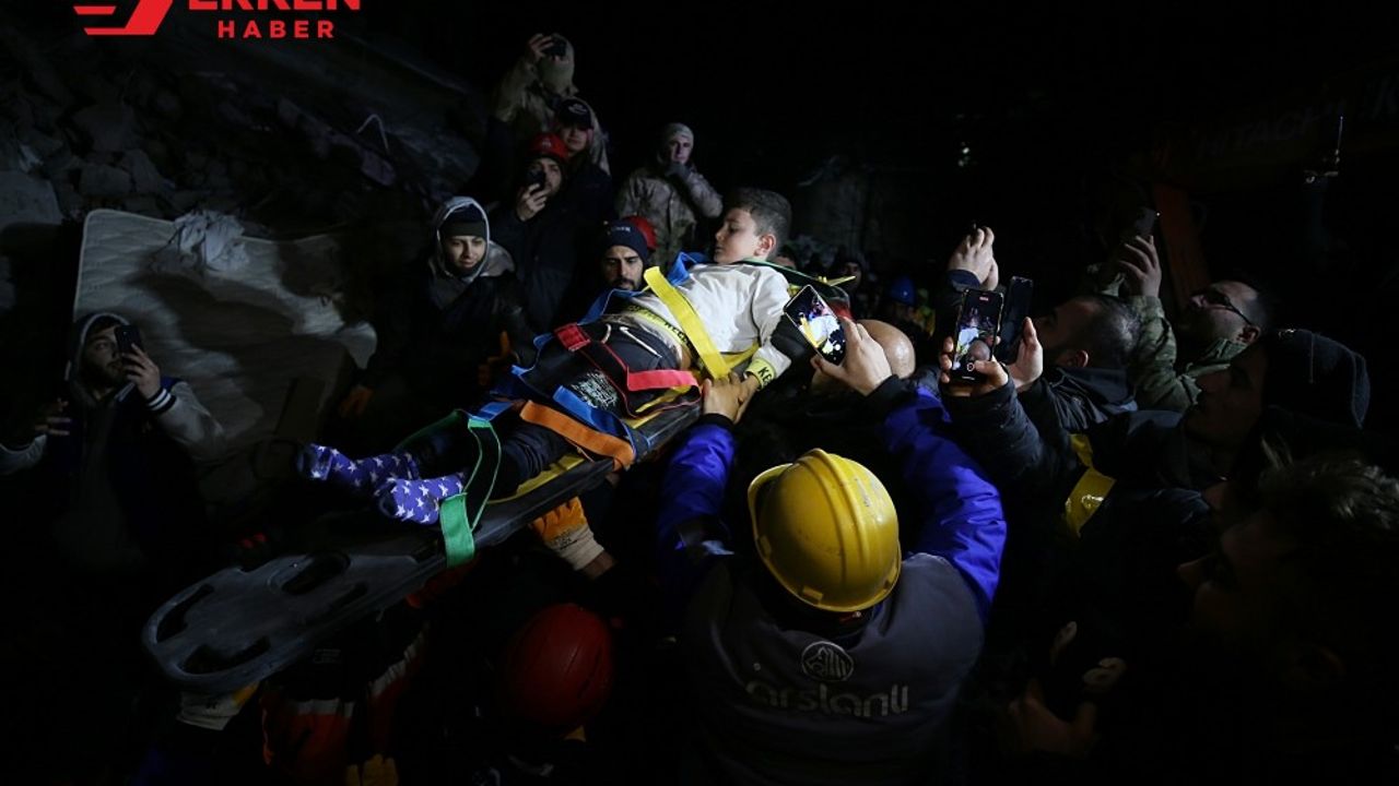 Malatya'da 42 saat sonra enkazdan 3 kişi yaralı kurtarıldı