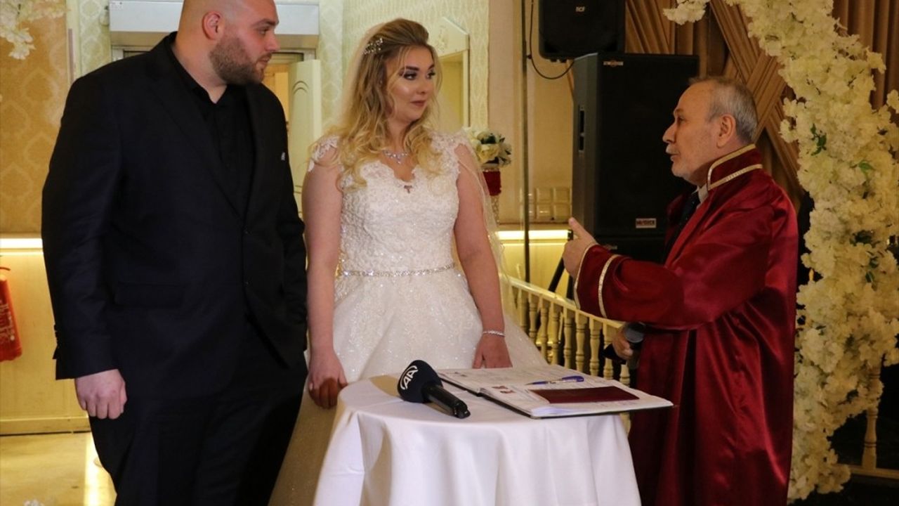 Manisa'da evlenen çift, düğün takılarını bağışladı