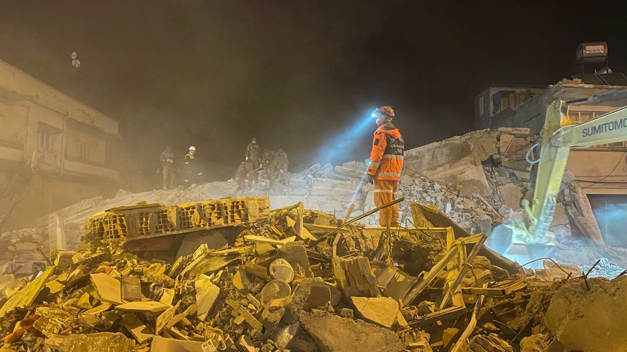 Hatay depreminde Osmaniye'deki bina yıkıldı