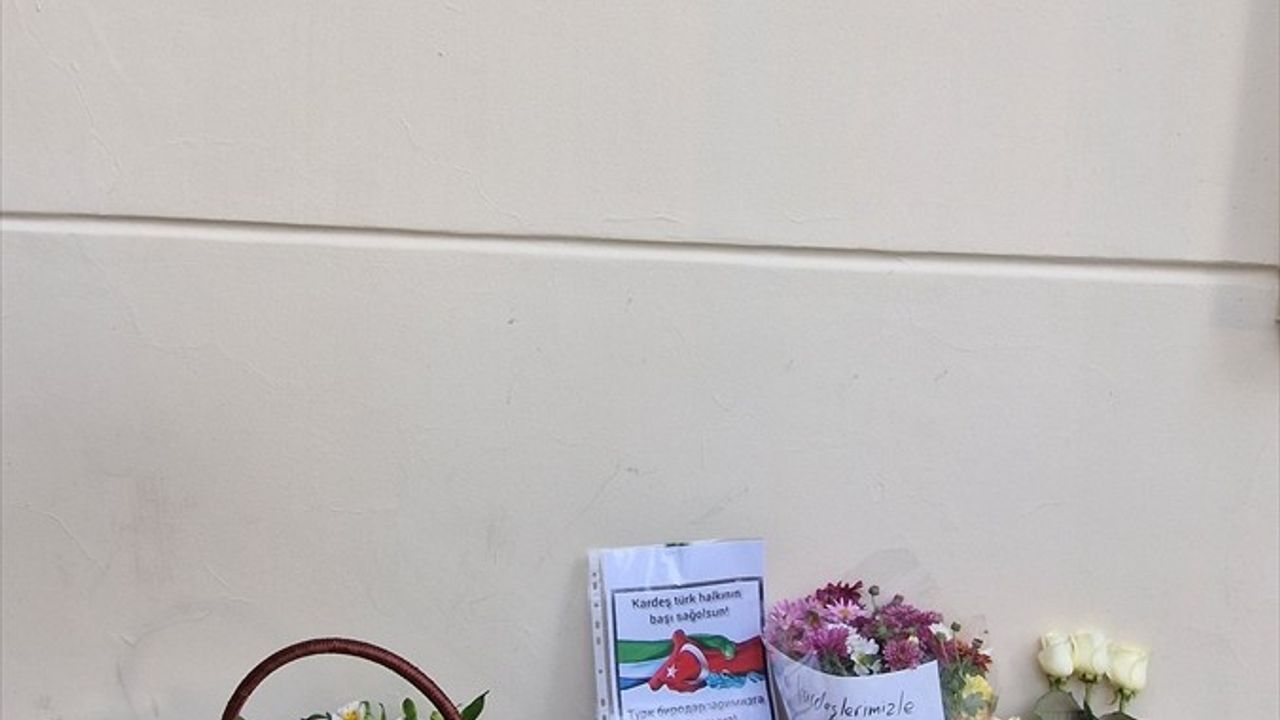 Özbekistanlılar Büyükelçiliğe çiçek bıraktı