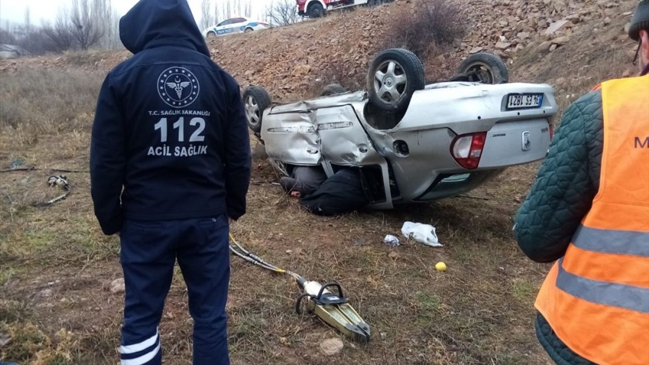 Sivas'ta otomobil devrildi: 3 ölü, 1 yaralı