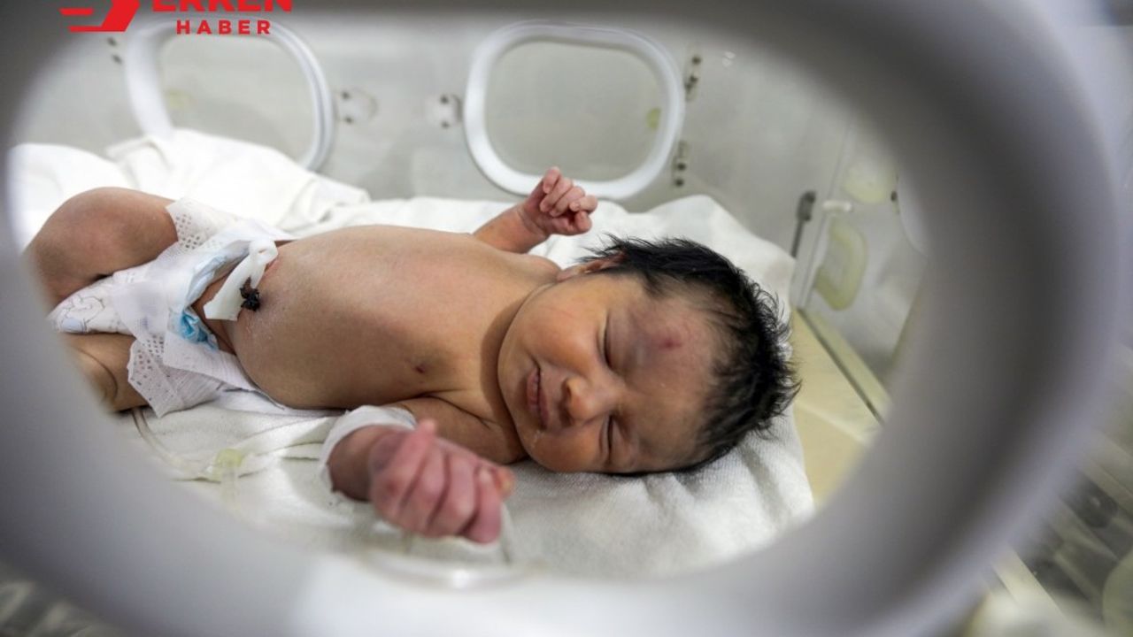 Suriye'de enkazda doğan Eye bebek yalnız büyüyecek