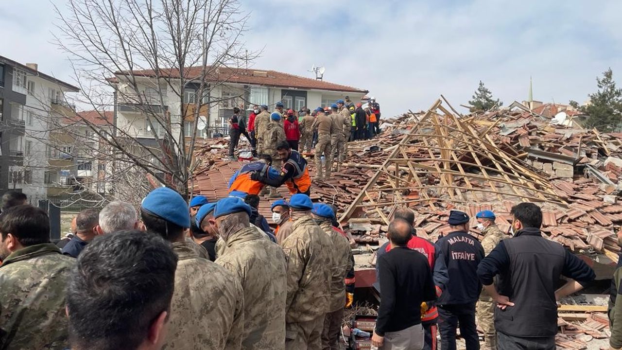 Malatya'daki depremde 1 kişi öldü, 69 kişi yaralandı