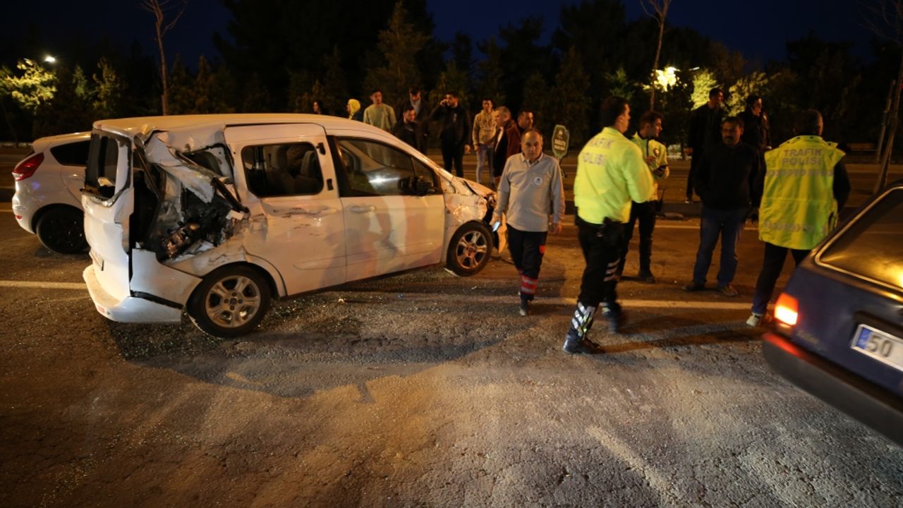 Nevşehir'de freni boşalan kamyonun 6 araca çarptı: 7 yaralı