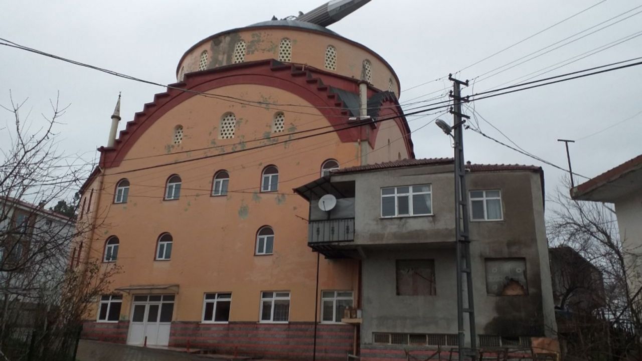 Zonguldak'ta rüzgar minareyi devirdi