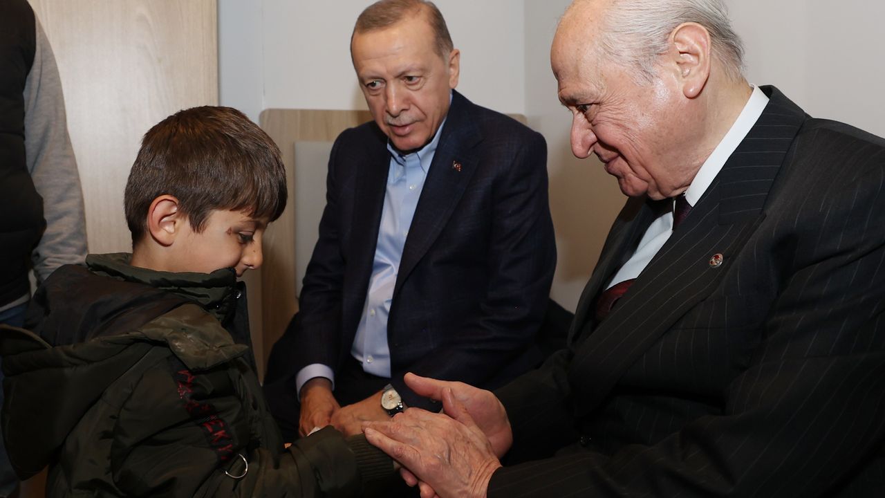 Erdoğan ile Bahçeli depremzedeleri ziyaret etti
