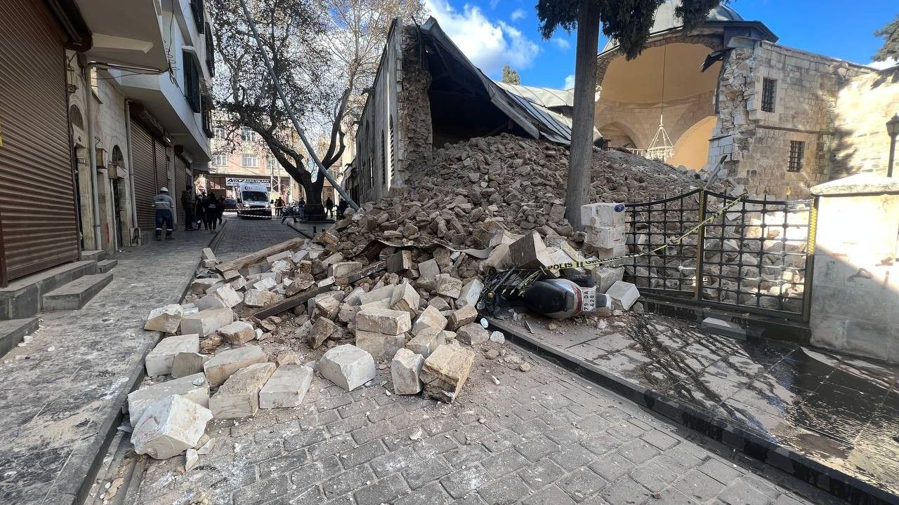 Hasarlı tarihi cami yıkıldı