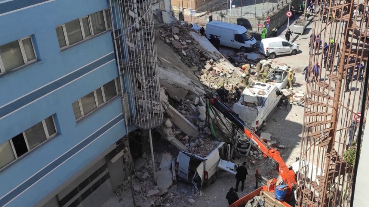 İstanbul'da boşaltılan bina çöktü