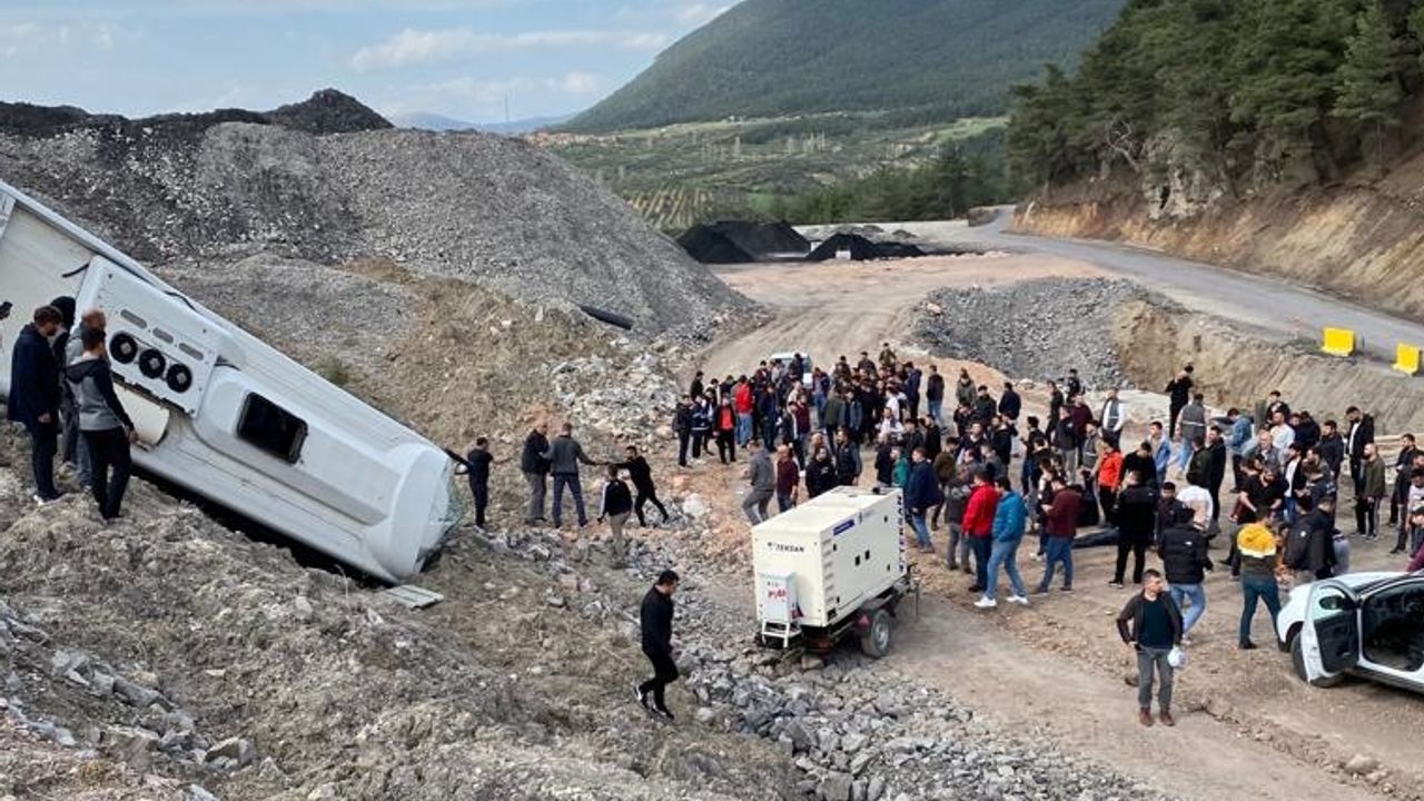 Maden işçileri servisi devrildi: 9 yaralı