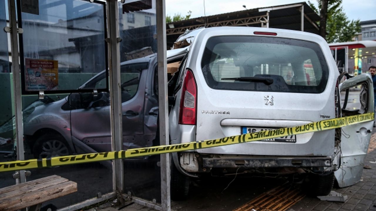 Bursa'da işyerine giren arabadaki 2 kişi öldü, 1 kişi yaralandı