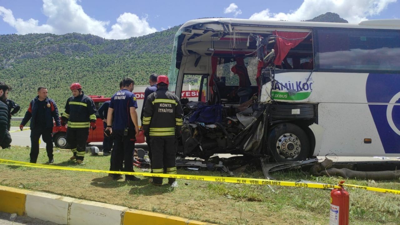 Yolcu otobüsü kamyona çarptı: 1 ölü, 15 yaralı