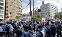Başbakan Abe'nin devlet töreni protesto edildi