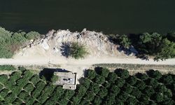 Seyhan Nehri kıyısında hafriyat ve atık kirliliği