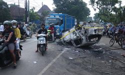 Endonezya'da maçta izdiham çıktı: 174 ölü