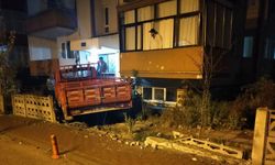 Karabük'te duvarı yıkan kamyonetin site bahçesine girdi