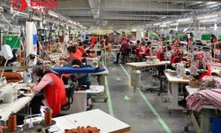 Bursa'da bir tekstil fabrikasında çalışan işçiler greve gitti
