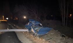 Uşak'ta direğine çarpan otomobilin sürücüsü öldü