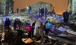 Depremin bilançosu ağırlaşıyor: 230 bina yıkıldı, 43 ölü, 720 yaralı