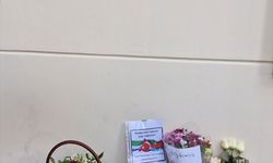 Özbekistanlılar Büyükelçiliğe çiçek bıraktı