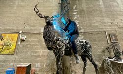 Hurda metalden geyik heykeli