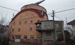 Zonguldak'ta rüzgar minareyi devirdi