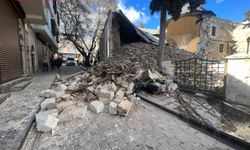 Hasarlı tarihi cami yıkıldı