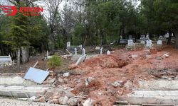 Depremde mezarlıklar da yıkıldı