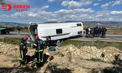 Denizli'de tur midibüsü otomobille çarpıştı: 2 ölü, 23 yaralı