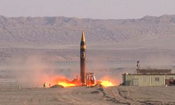 İran yeni balistik füzesini tanıttı