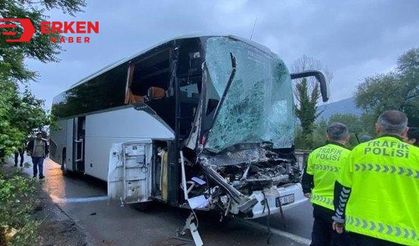 AK Partilileri taşıyan otobüs kaza yaptı: 22 yaralı