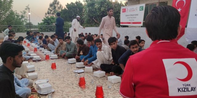 Dünya Yetimler Günü'nde Pakistanlı 200 yetime iftar