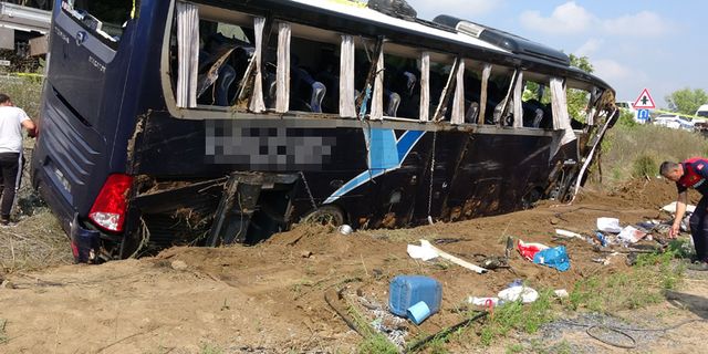 Çanakkale'de tur otobüsü su kanalına devrildi