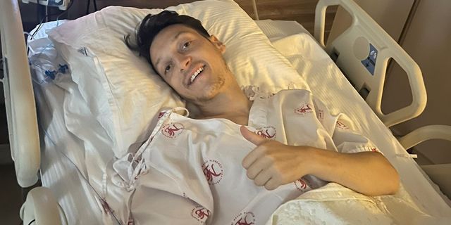 Mesut Özil ameliyat oldu, 3 ay sahalardan uzak kalacak