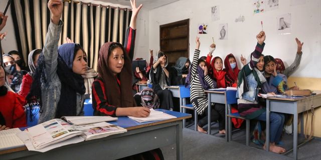 Afganistan'ın fedakar kadın eğitimcileri, kızlar ve çocuk işçilerin eğitimi için seferber oldu