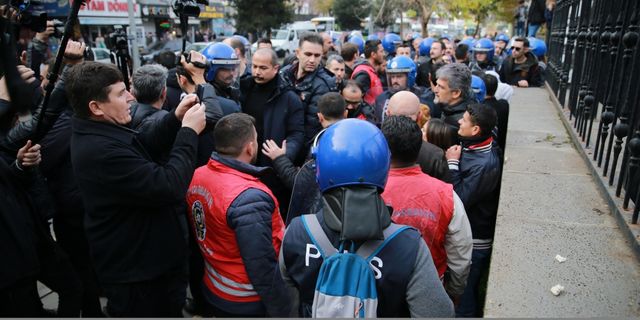Diyarbakır'da izinsiz yürüyüş yapanlara polis müdahale etti