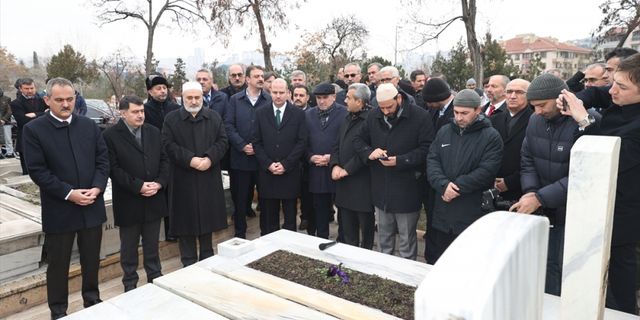 Eski Milli Eğitim Bakanı Tevfik İleri, mezarı başında anıldı