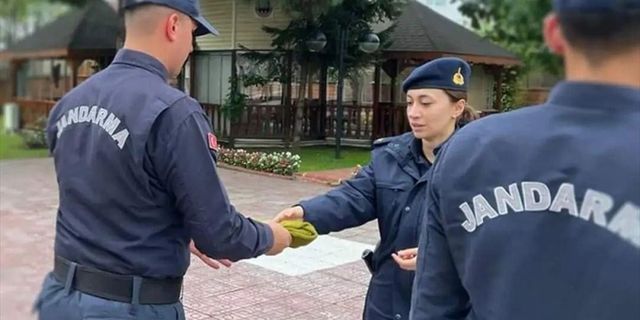 Ördüğü çorapları jandarmaya hediye etti