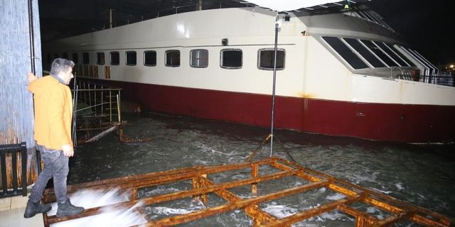 Rüzgarın etkisiyle sürüklenen tekne, işletmelere zarar verdi