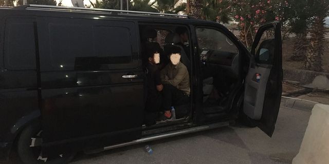 Adana'da durdurulan minibüste 15 düzensiz göçmen yakalandı