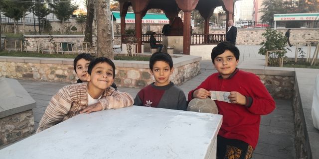 Çocuklar buldukları 100 lirayı camiye bağışladı